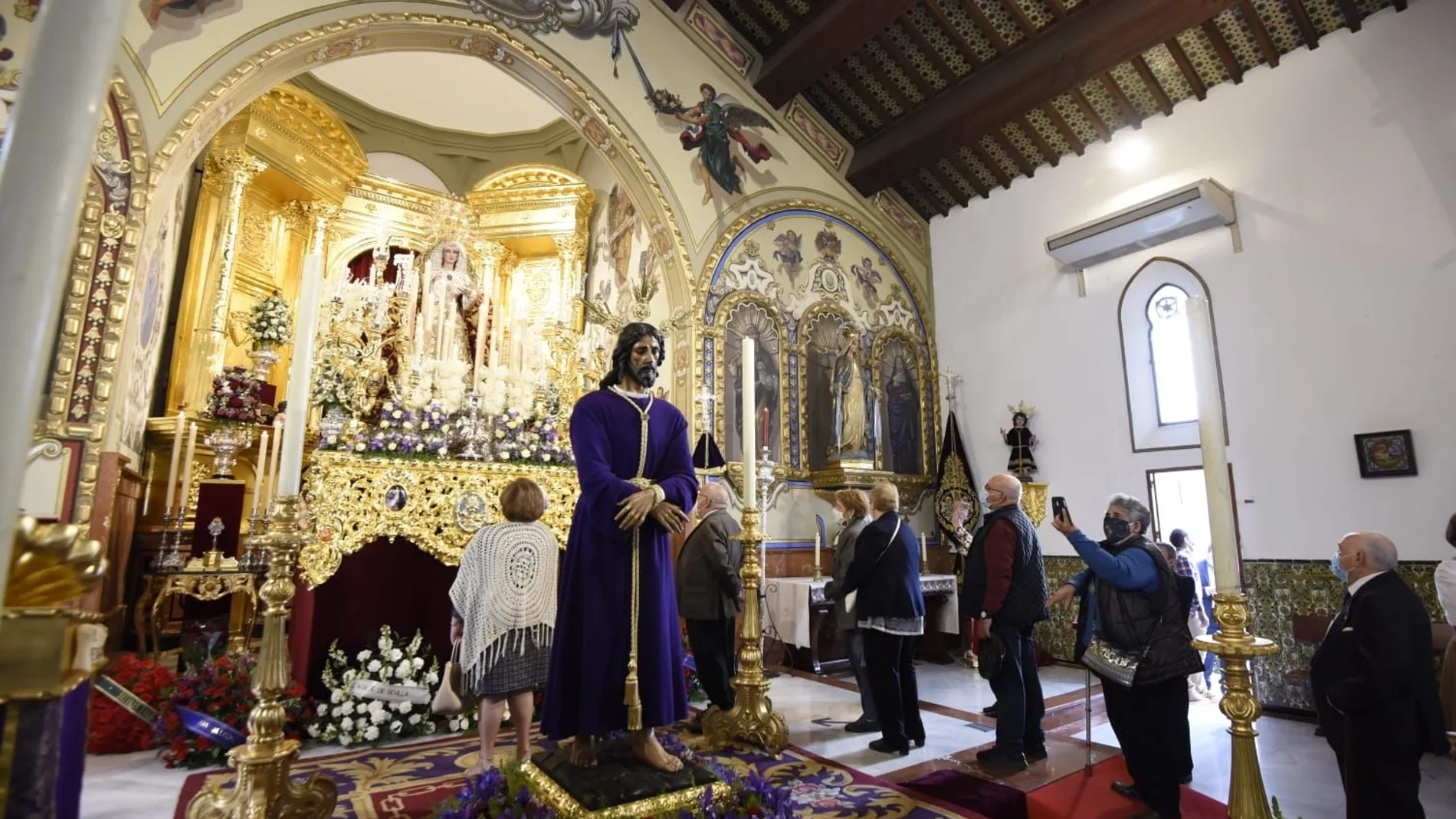 El Cautivo y la Virgen de las Mercedes reciben a los devotos en la parroquia de Santa Genoveva de Sevilla