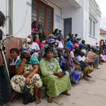 La gente espera la llegada de más barcos desde el distrito de Palma con personas que huyen de los ataques de los grupos rebeldes, en Pemba, Mozambique