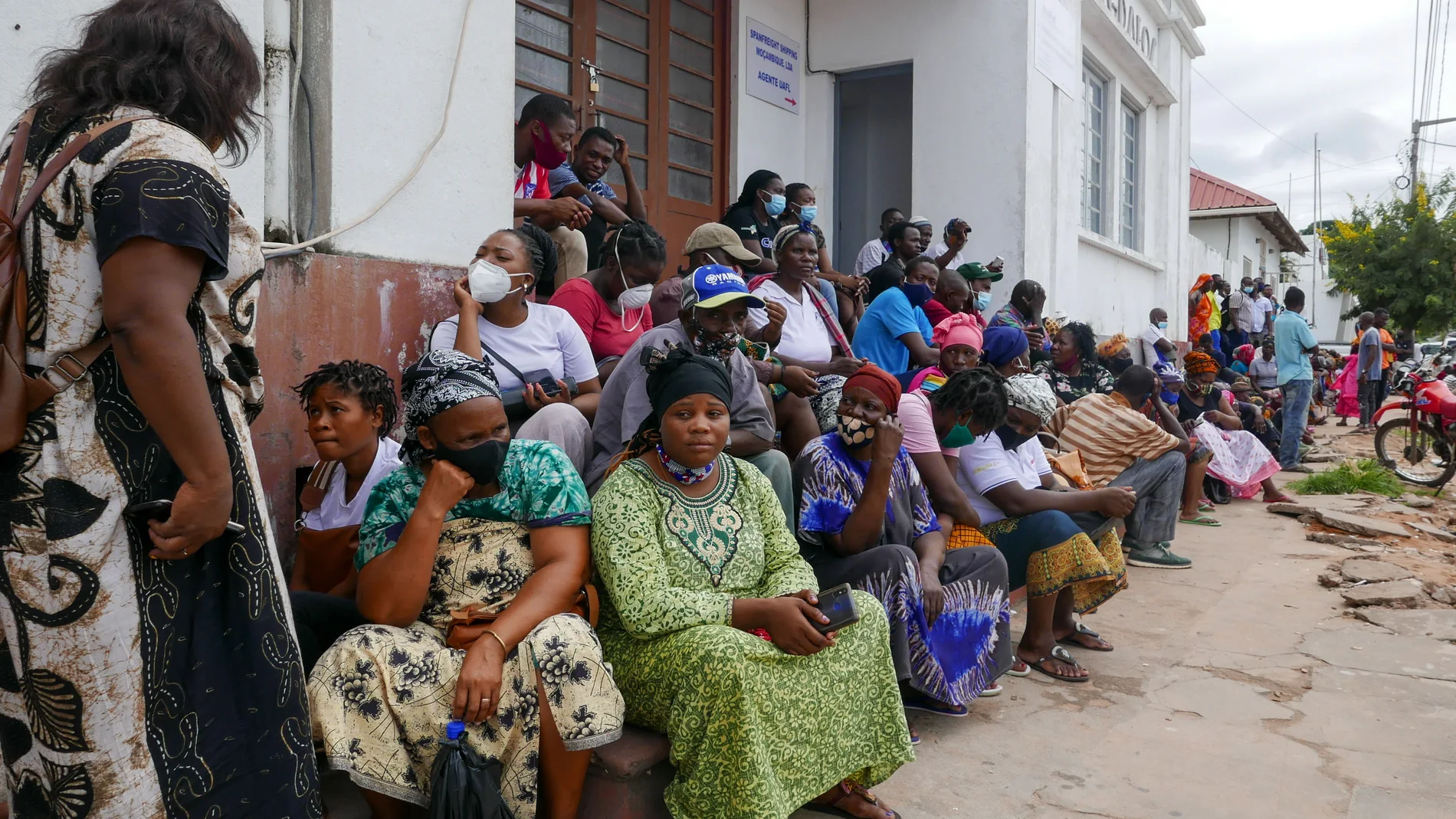 La gente espera la llegada de más barcos desde el distrito de Palma con personas que huyen de los ataques de los grupos rebeldes, en Pemba, Mozambique