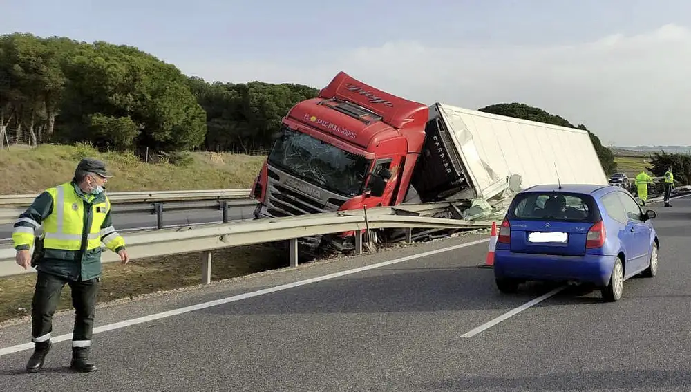 Tres kilómetros de retenciones en la A-62 por el accidente de un camión en el desvío de Villamarciel (Valladolid)