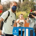 El capitán de la selección española de fútbol, Sergio Ramos, a su llegada con el resto de la plantilla al hotel en el que se hospedarán en Sevilla