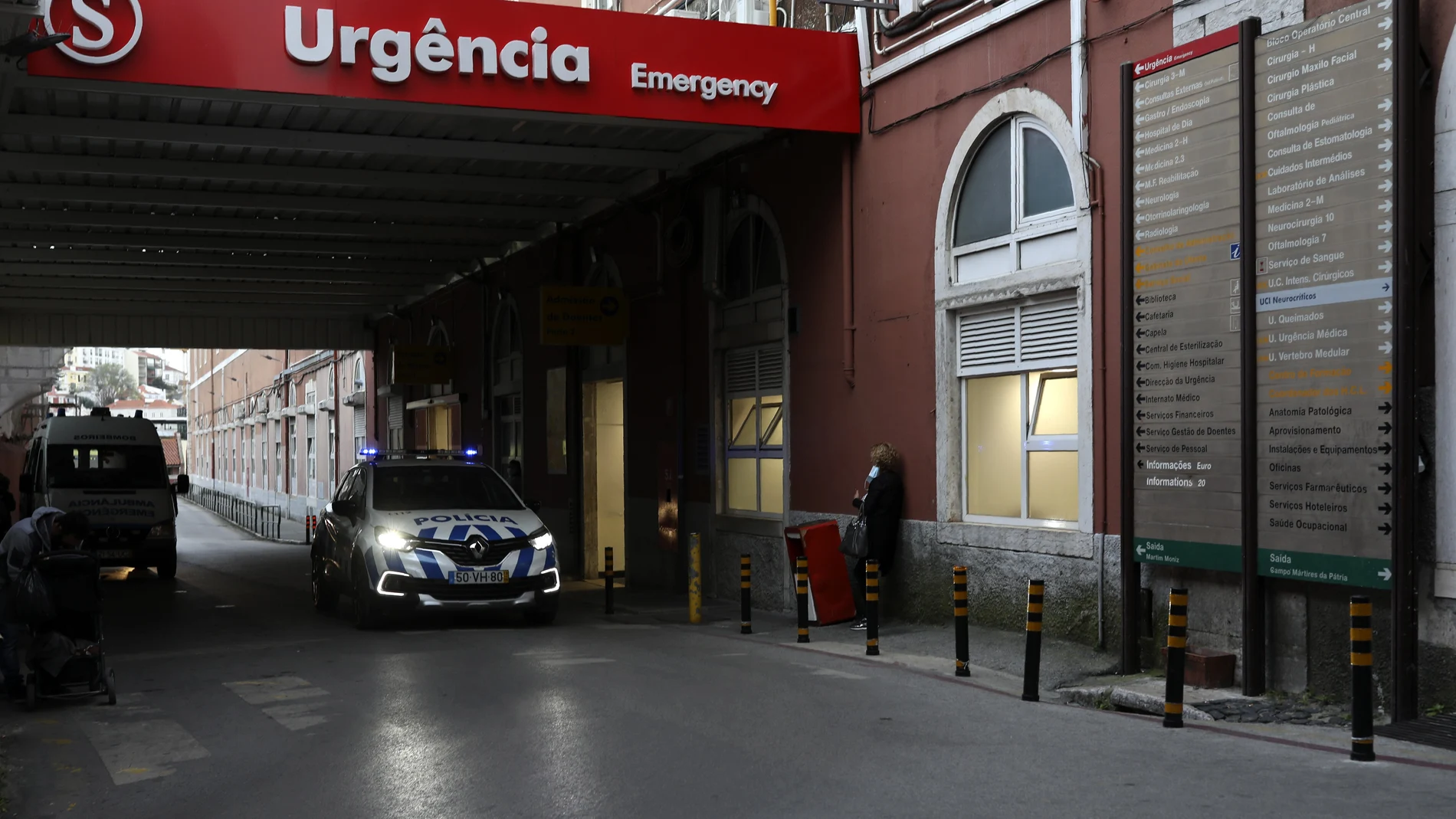 Un coche de policía en la entrada de Urgencias del hospital San José de Lisboa.