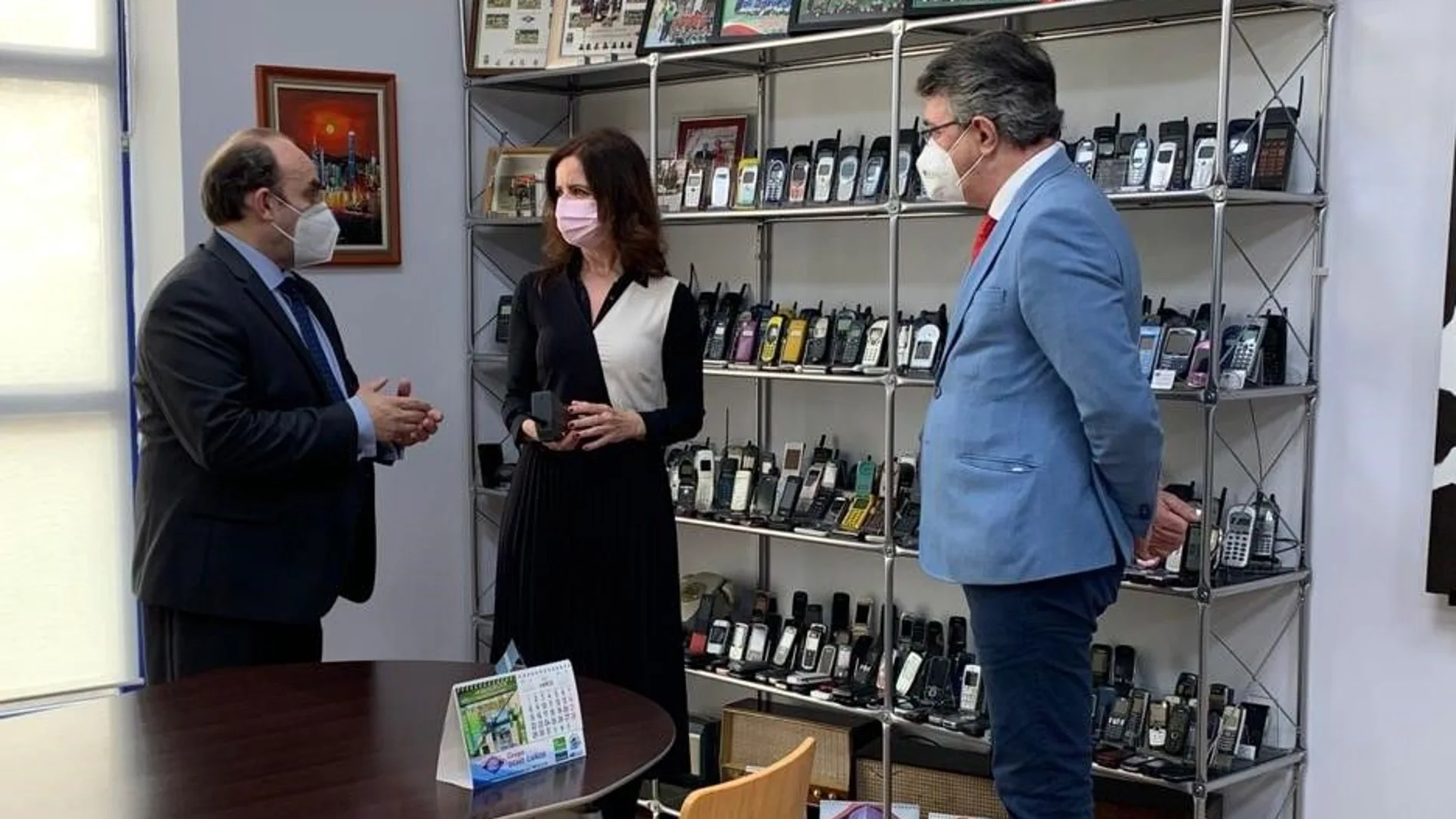 La consejera Ana Carlota Amigo conversa con Juan Carlos Rodríguez en presencia de Juan Martínez Majo