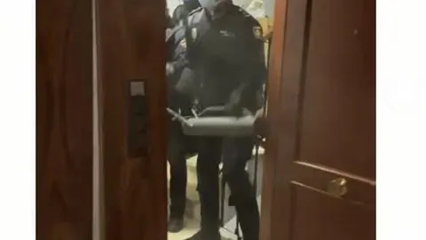 Momento en el que los agentes logran derribar la puerta