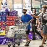 Residentes de Brisbane salen de un supermercado
