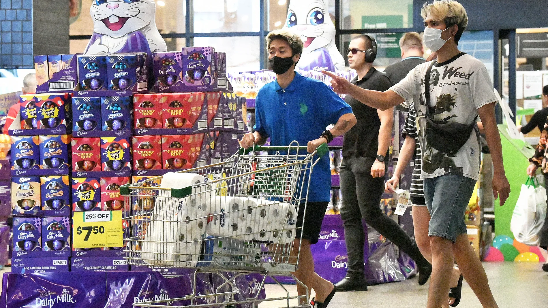 Residentes de Brisbane salen de un supermercado