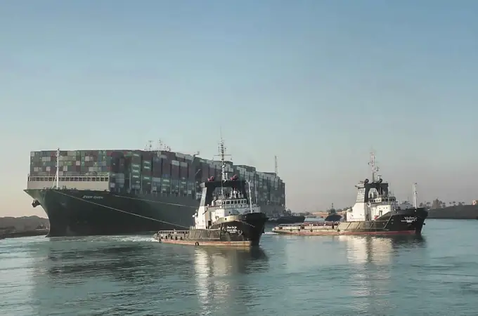 El canal de Suez restablece el tráfico tras desencallar y reflotar el “Ever Given”