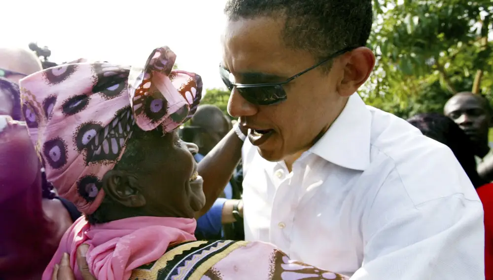 Barack Obama se encuentra con su abuela Sarah Obama en la casa de su padre en la aldea de Kogelo, en el oeste de Kenia, en 2006