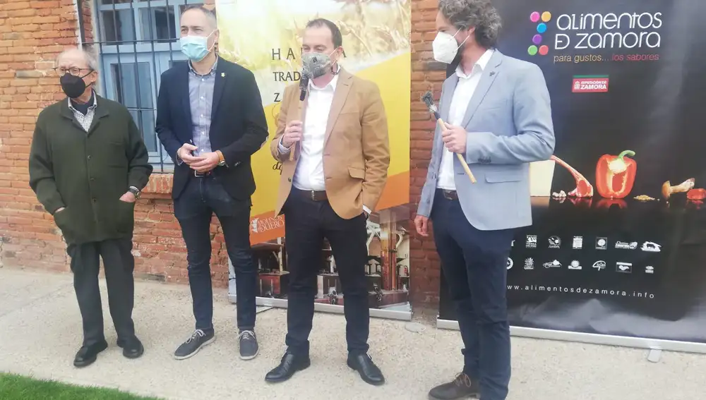 El presidente de la Diputación de Zamora, Francisco José Requejo, y el diputado Emilio Fernández asisten a la Feria