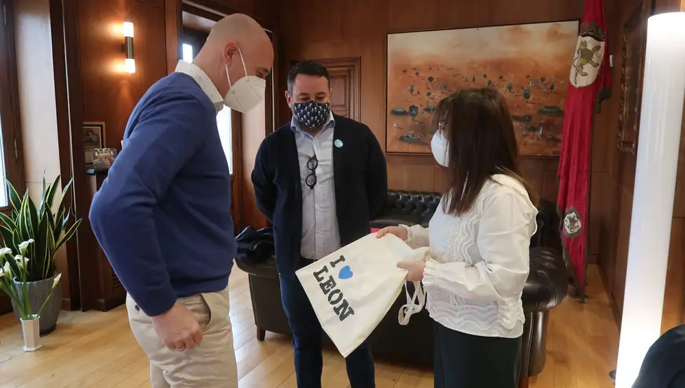 El alcalde de León, José Antonio Diez, recibe a la Asociación de Autismo