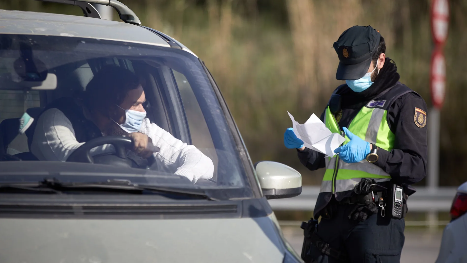 La Policía Nacional comprueba desde este martes en la localidad fronteriza de La Jonquera que las personas que acceden a España por este paso principal de conexión por carretera con el país vecino cuenten con un certificado de prueba PCR negativa.