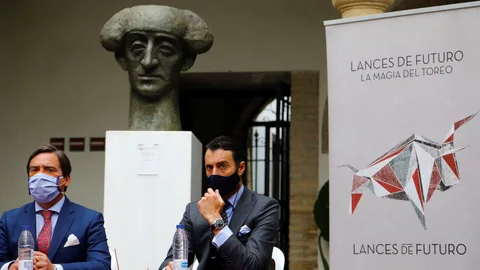 El empresario taurino de Lances de Futuro José María Garzón (i), junto al diestro Juan Serrano Finito de Córdoba, durante la presentación del cartel de la feria taurina cordobesa