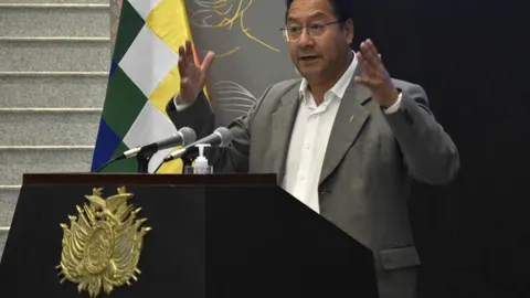 AME6771. LA PAZ (BOLIVIA), 30/03/2021.- El presidente de Bolivia Luis Arce, da un discurso hoy durante el lanzamiento del prerregistro para la vacunación en La Paz (Bolivia). El Gobierno de Bolivia presentó este martes un sistema para el prerregistro ciudadano para la vacunación contra la covid-19 que llegará a la población mayor de 18 años a partir de abril tras una primera fase que incluyó al personal de la salud y gente con enfermedades de base. EFE/Stringer