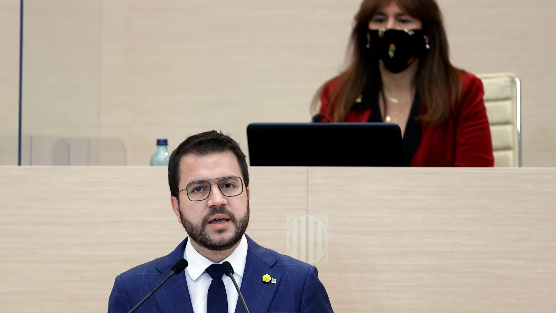 El candidato de ERC a la presidencia de la Generalitat, Pere Aragonès, junto a la presidenta del Parlament, Laura Borràs, durante la primera intervención durante el segundo debate de su investidura