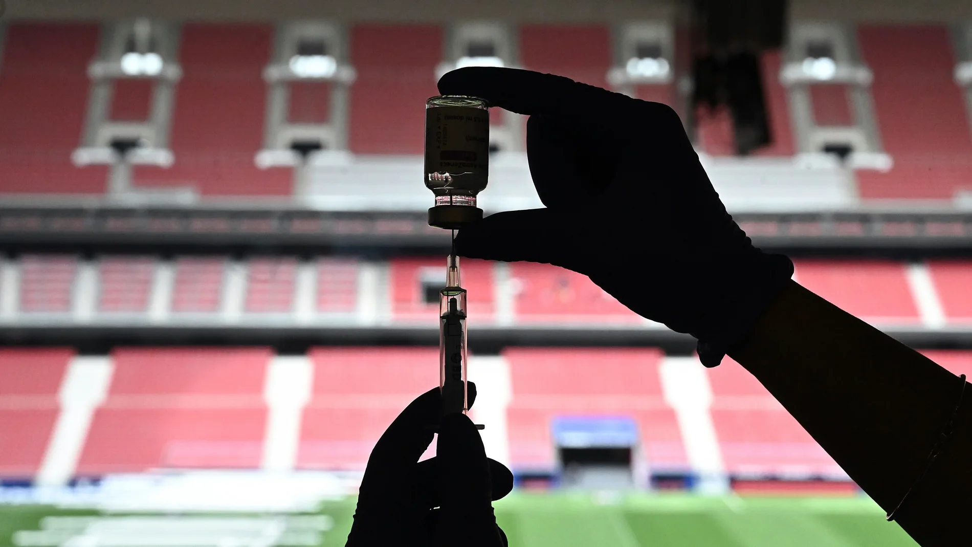 Una sanitaria prepara una dosis de la vacuna contra la Covid-19 en el estadio Wanda Metropolitano en Madrid