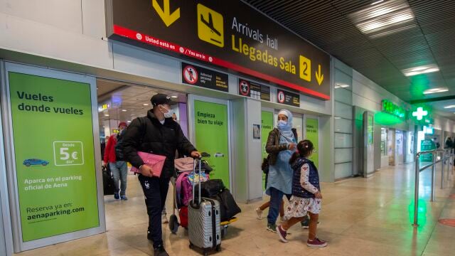 Viajeros de un vuelo procedente de Casablanca (Marruecos), en la Terminal T1 del Aeropuerto Madrid - Barajas Adolfo Suárez, en Madrid (España)