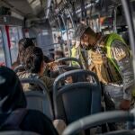 Un militar verifica los permisos de los pasajeros durante el primer día de cuarentena en Chile debido al alto número de casos