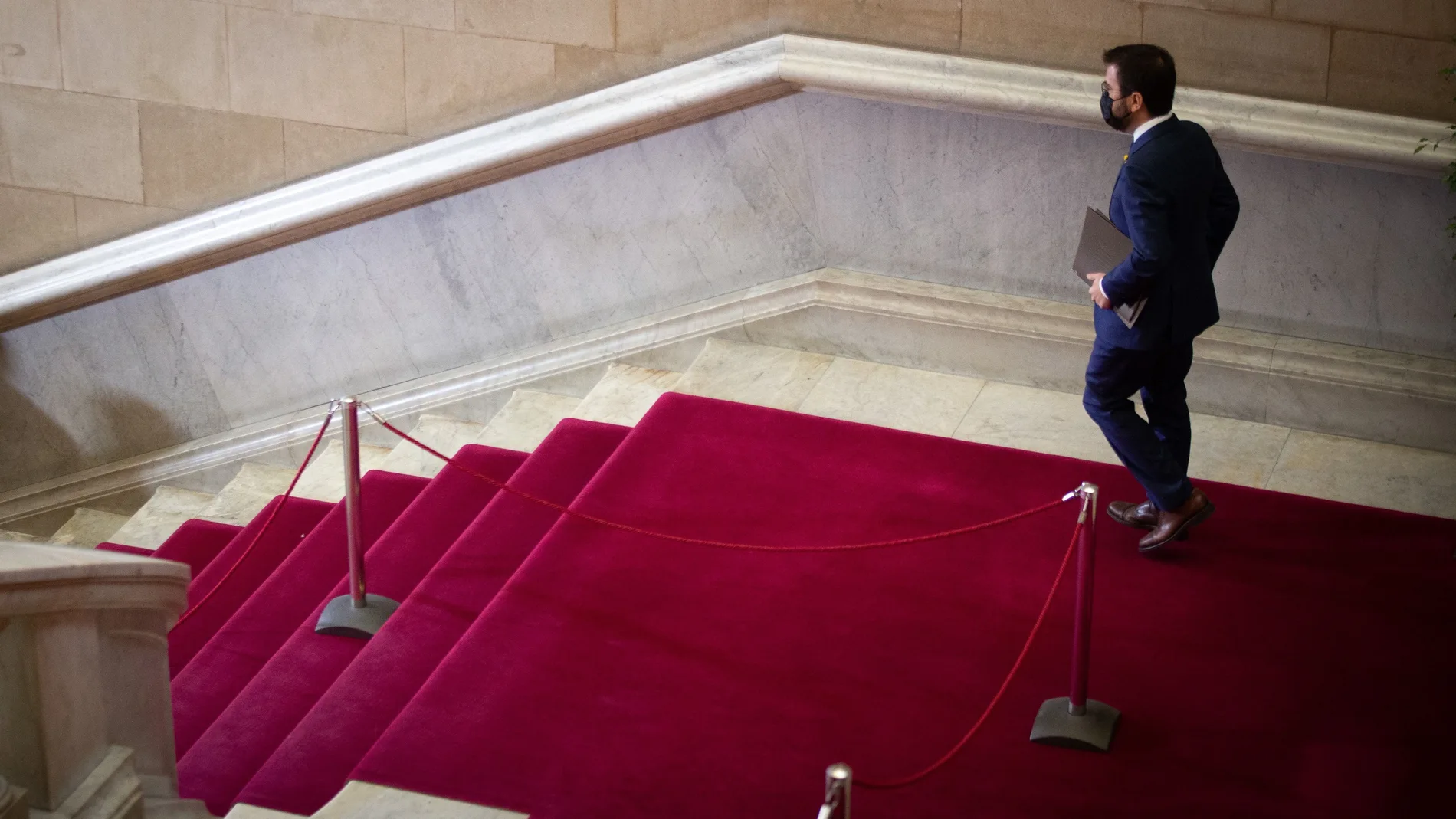 El candidato de ERC a la presidencia de la Generalitat, Pere Aragonès, baja las escaleras del Parlament durante un receso de la segunda sesión del debate de su investidura fallido
