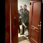 Momento en el que los agentes consiguen derribar la puerta de la casa donde se estaba produciendo una fiesta ilegal