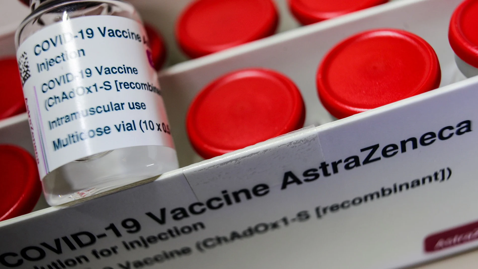 Imagen de uno de los viales del suero de AstraZeneca contra el coronavirus