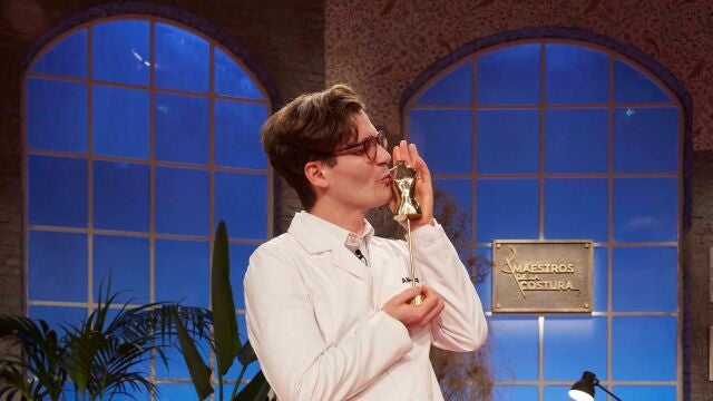 El concursante Ancor posa con el trofeo tras proclamarse vencedor de la cuarta edición del concurso de RTVE "Maestros de la Costura".