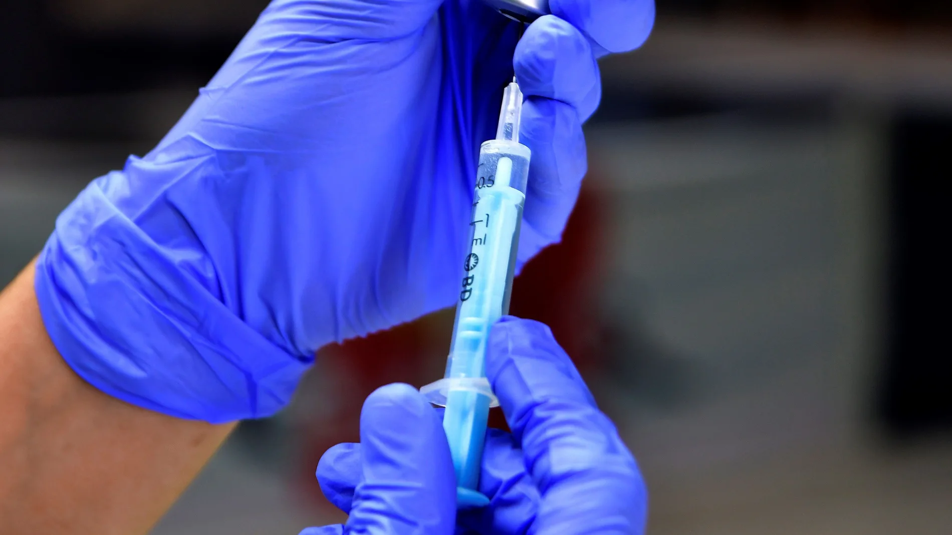 Una enfermera prepara una dosis de la vacuna de Astra Zeneca en el punto de vacunación masiva instalado en el Palacio de los Juegos Mediterráneos de Almería