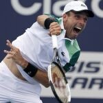 Roberto Bautista, en un saque durante su partido contra John Isner