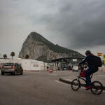 Tránsito de coches y personas en la frontera de Gibraltar,