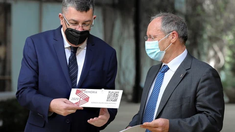 El director de la Agencia de Prevención y Lucha contra el Fraude y la Corrupción de la Comunitat Valenciana, Joan Llinares, junto el president de Les Corts Valencianes, Enric Morera, durante el acto de entrega de a Memoria de Actividad de 2020 a la Mesa de Les Corts. EFE/ Biel Aliño