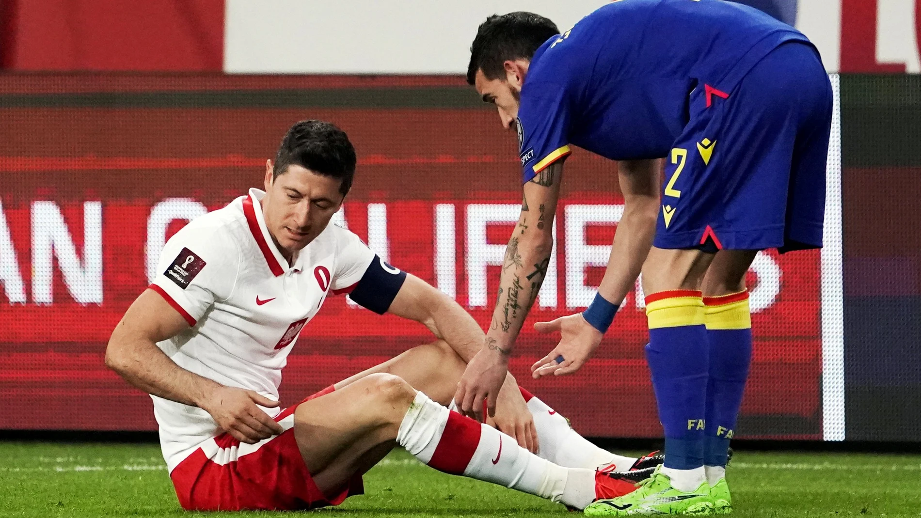 Lewamdowski, en el suelo, atendido por el jugador andorrano Cristian Martínez