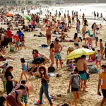 Centenares de personas disfrutan del sol en la playa de La Concha, en San Sebastián