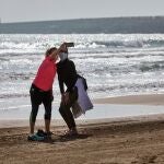 Turistas en la playa de Gandía (Valencia).EFE/ Natxo Frances