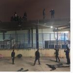 Agentes de Policía junto al puesto fronterizo durante el intento de entrada de inmigrantes