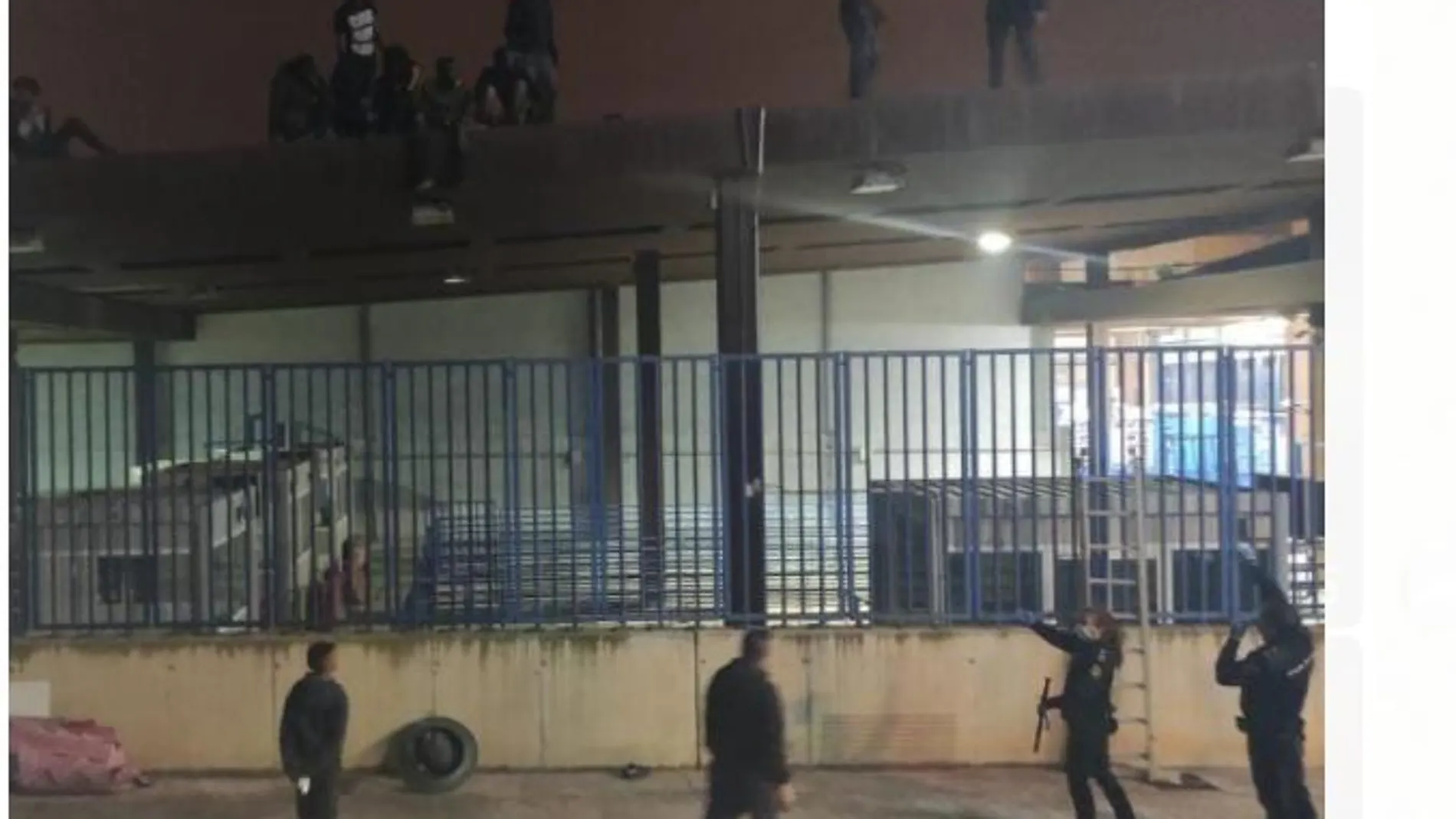 Agentes de Policía junto al puesto fronterizo durante el intento de entrada de inmigrantes