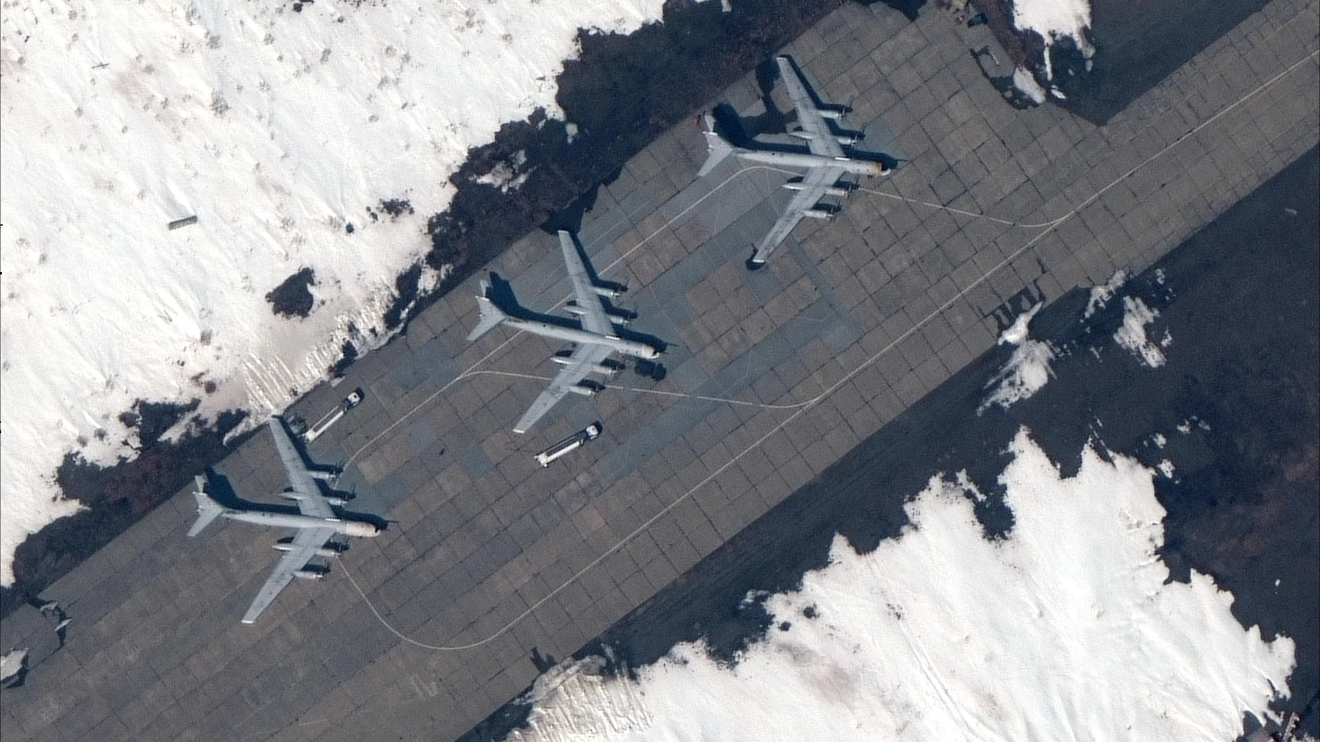 Tres bombarderos Tu-95 en un aeródromo al noreste de Rusia