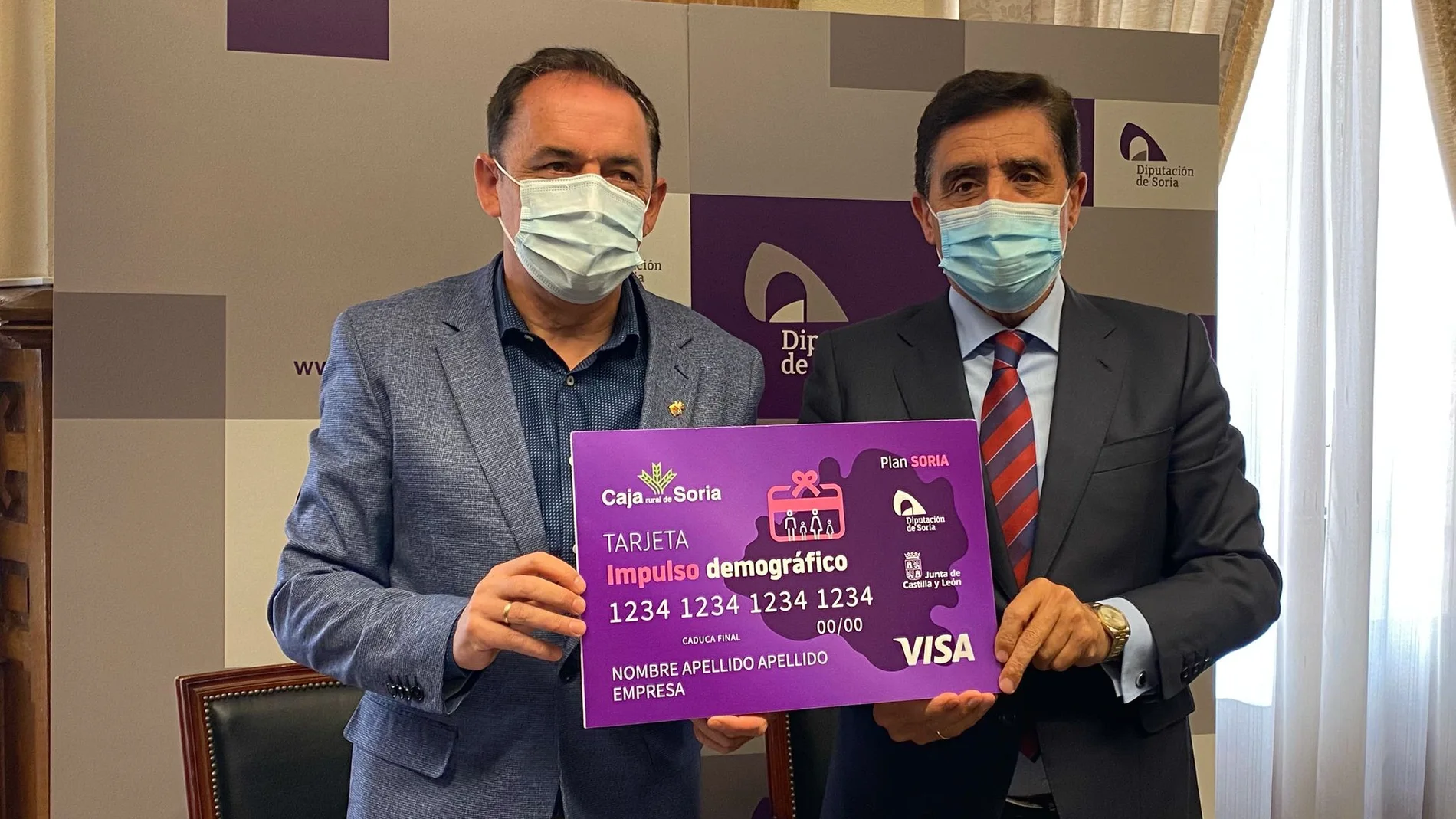 El presidente de la Diputación de Soria, Benito Serrano, junto al presidente de Caja Rural soriana, Carlos Martínez Izquierdo