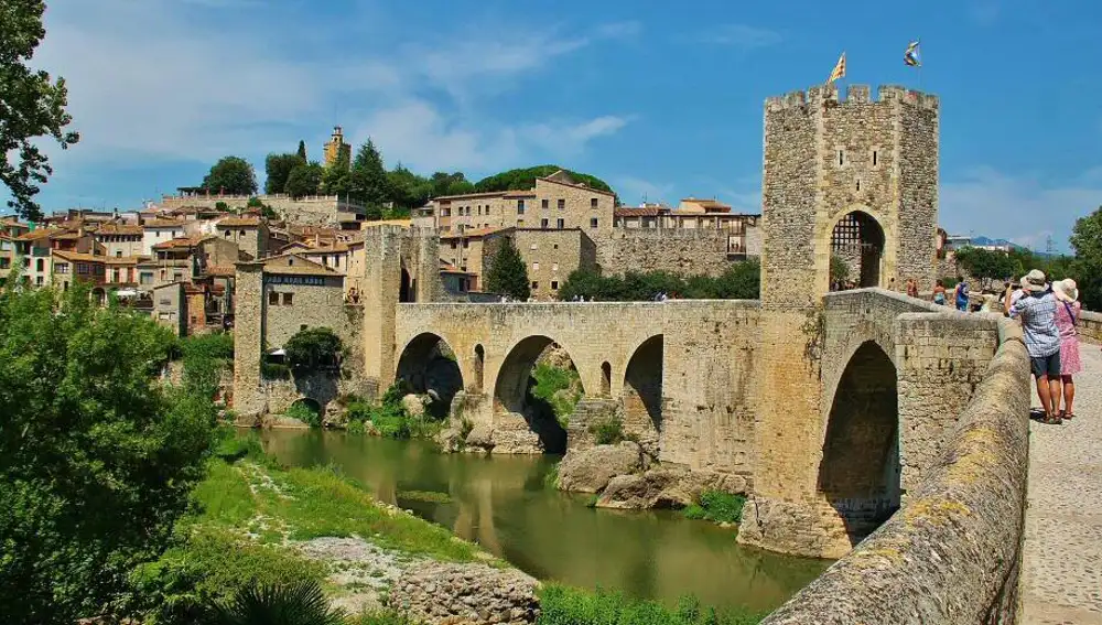 El puente medieval, icono de Besalú y escenario de varias novelas y series