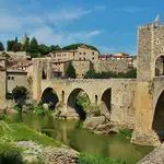 El puente medieval, icono de Besalú y escenario de varias novelas y series