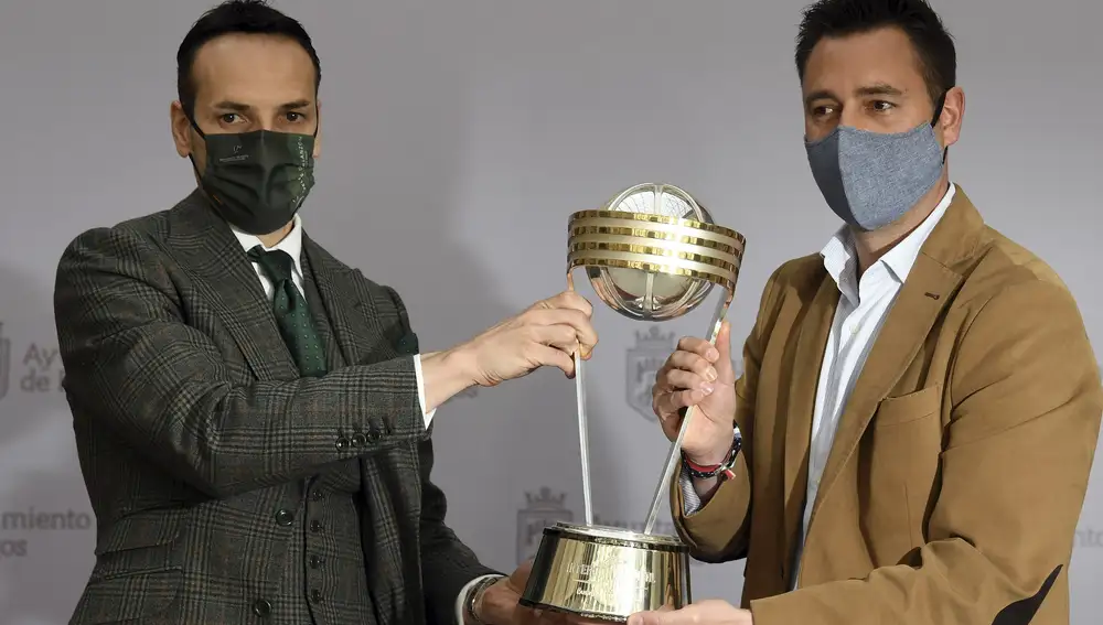 El alcalde de Burgos, Daniel de la Rosa, posa con el trofeo de campeón de la Copa Intercontinental de baloncesto junto a Félix Sancho, presidente del Hereda San Pablo