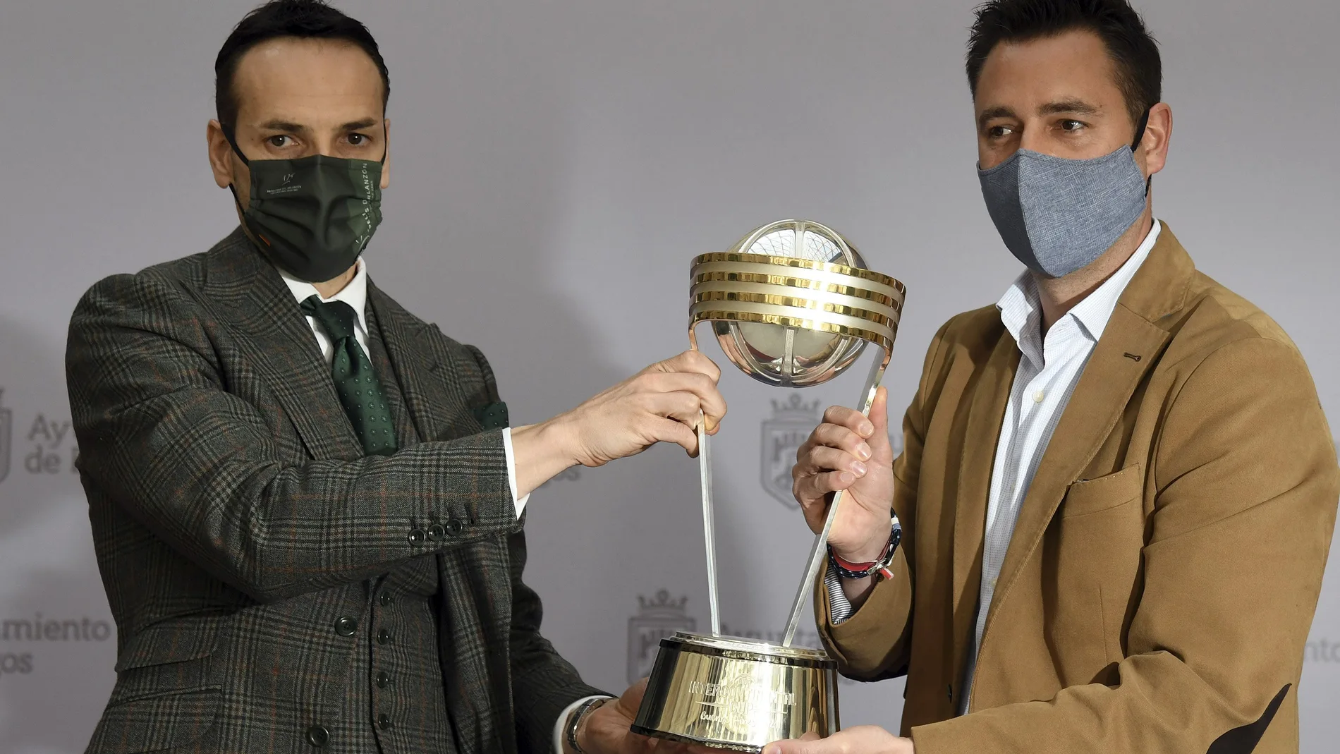 El alcalde de Burgos, Daniel de la Rosa, posa con el trofeo de campeón de la Copa Intercontinental de baloncesto junto a Félix Sancho, presidente del Hereda San Pablo