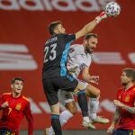 Unai Simón despeja de puños un balón