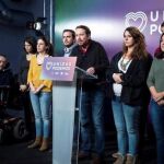 El secretario general de Unidas Podemos, Pablo Iglesias, acompañado por los demás miembros de la formación morada, comparece ante los medios en la noche del 10-N