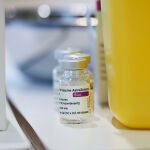 Varios viales con la vacuna de AstraZeneca, en un dispositivo de vacunación masiva frente al Covid-19, en el Palacio de Exposiciones y Congresos de Santander, en Cantabria (España)