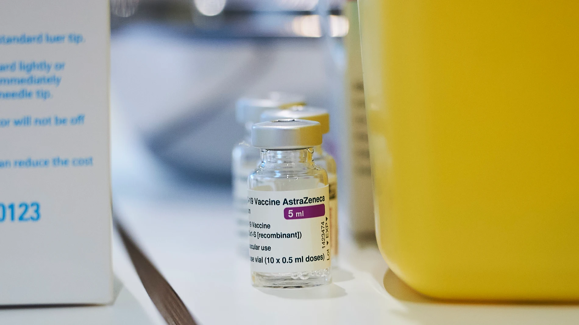 Varios viales con la vacuna de AstraZeneca, en un dispositivo de vacunación masiva frente al Covid-19, en el Palacio de Exposiciones y Congresos de Santander, en Cantabria (España)