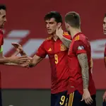 Los jugadores españoles celebran el tercer gol, marcado por Gerard Moreno