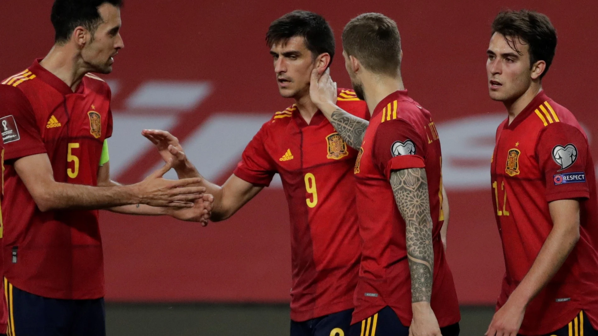 Los jugadores españoles celebran el tercer gol, marcado por Gerard Moreno