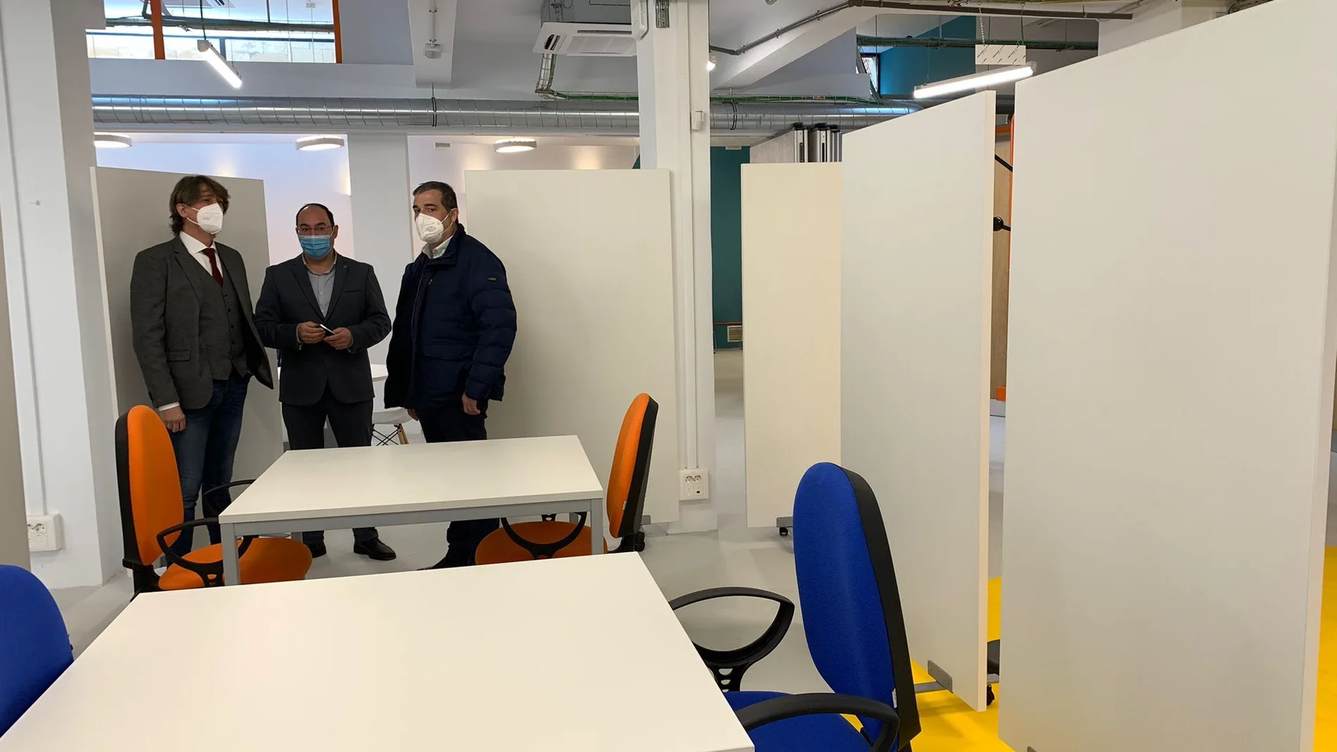 El alcalde de la capital, Carlos Martínez, y el presidente de la Cámara de Comercio, Alberto Santamaría, han visitado este miércoles las nuevas instalaciones de este espacio calificado como "colaborativo y polivalente" y con distintas prestaciones y equipamientos.