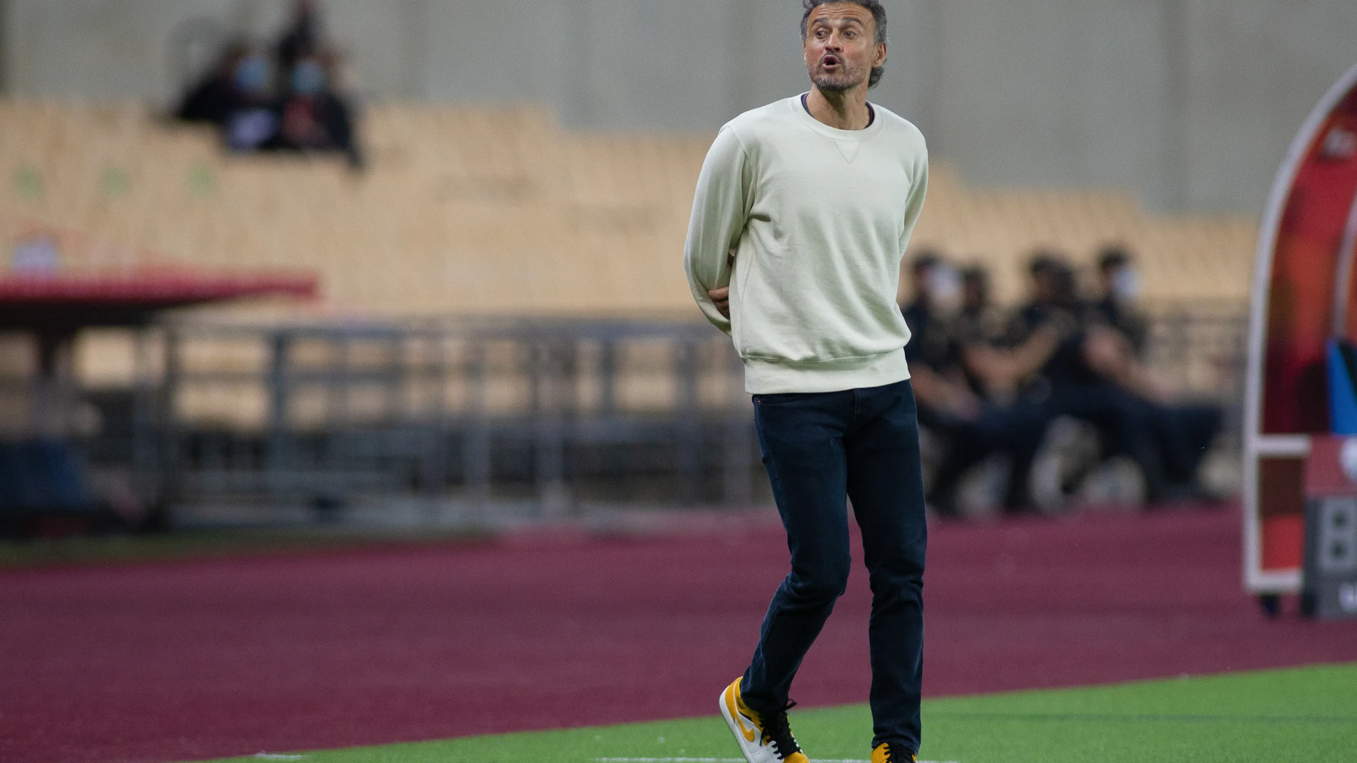 Luis Enrique, en la zona técnica durante el partido