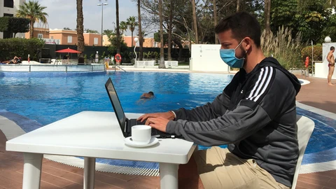 Klaus, alemán que antes del virus vivía entre Barcelona y Múnich, decidió trasladarse a Gran Canaria cuando se endurecieron las restricciones. Ahora paga 650 euros al mes por su apartamento en Playa del Inglés