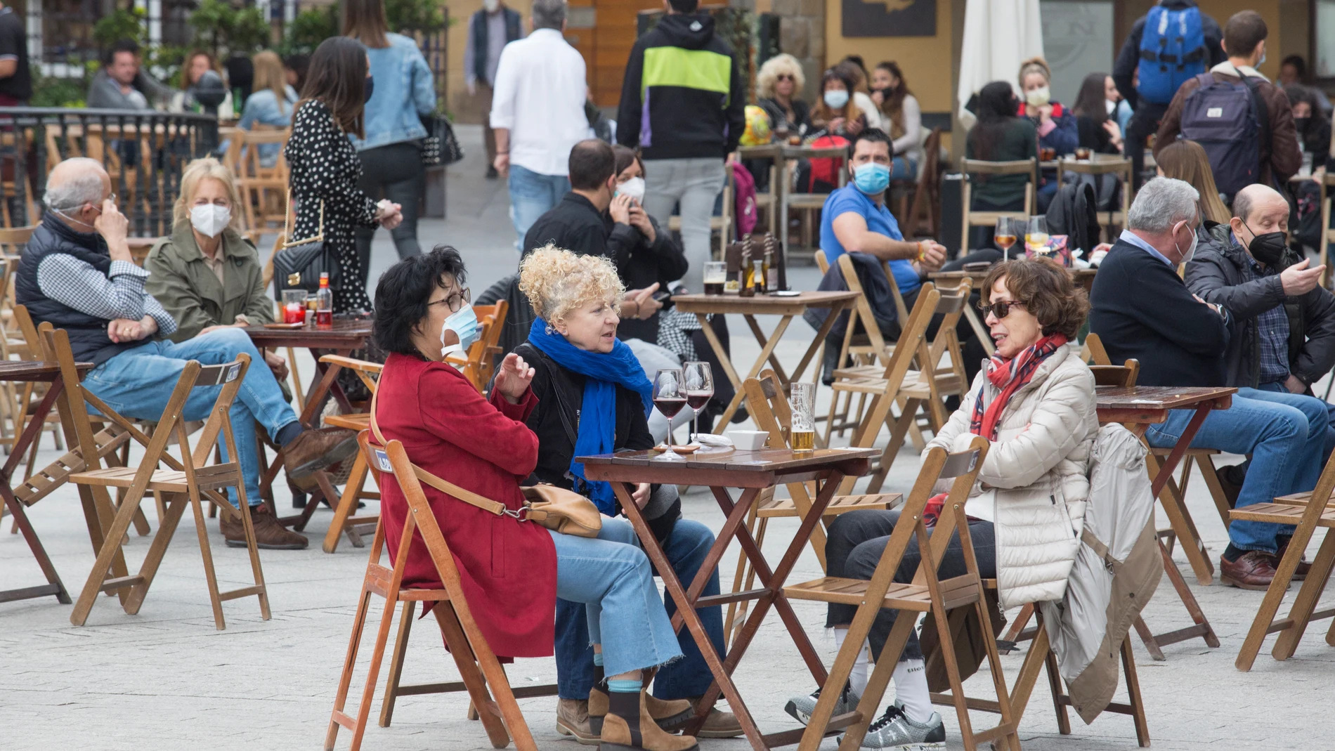 Una terraza llena de gente durante el primer día del puente de Semana Santa, en Madrid (España), a 1 de abril de 2021. La región de Asturias permanece cerrada hasta el final del estado de alarma, previsto para el 9 de mayo. Otras de las medidas son el cierre de bares y restaurantes a las 20 horas y el toque de queda de 22 horas de la noche a 6 de la mañana.ASTURIAS;BARES;RESTAURANTES;MASCARILLA;CORONAVIRUS;CIERRE PERIMETRAL;CONTAGIOSJorge Peteiro / Europa Press01/04/2021
